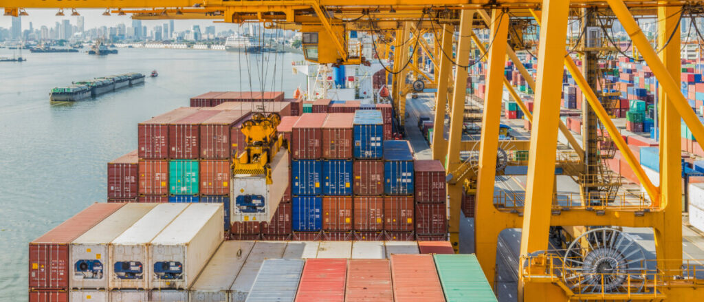 IoT container tracking, shipping, ship yard, image by Adobe Stock